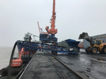 Beladung der Klappschute mittels Radlader und Förderband