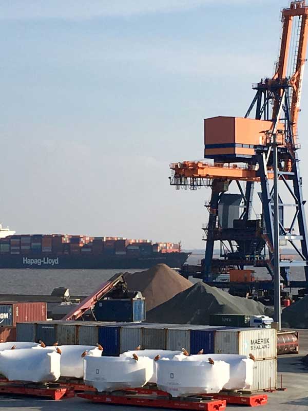 Komponenten für Windkraftanlagen im Elbehafen Brunsbüttel